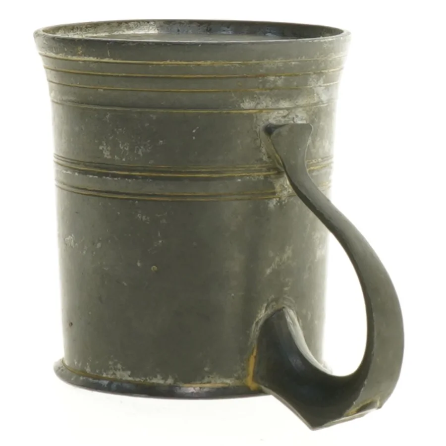 Gammel målebæger i metal (str. 9 x 8 cm)