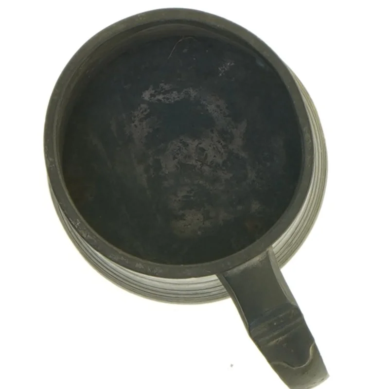 Gammel målebæger i metal (str. 9 x 8 cm)