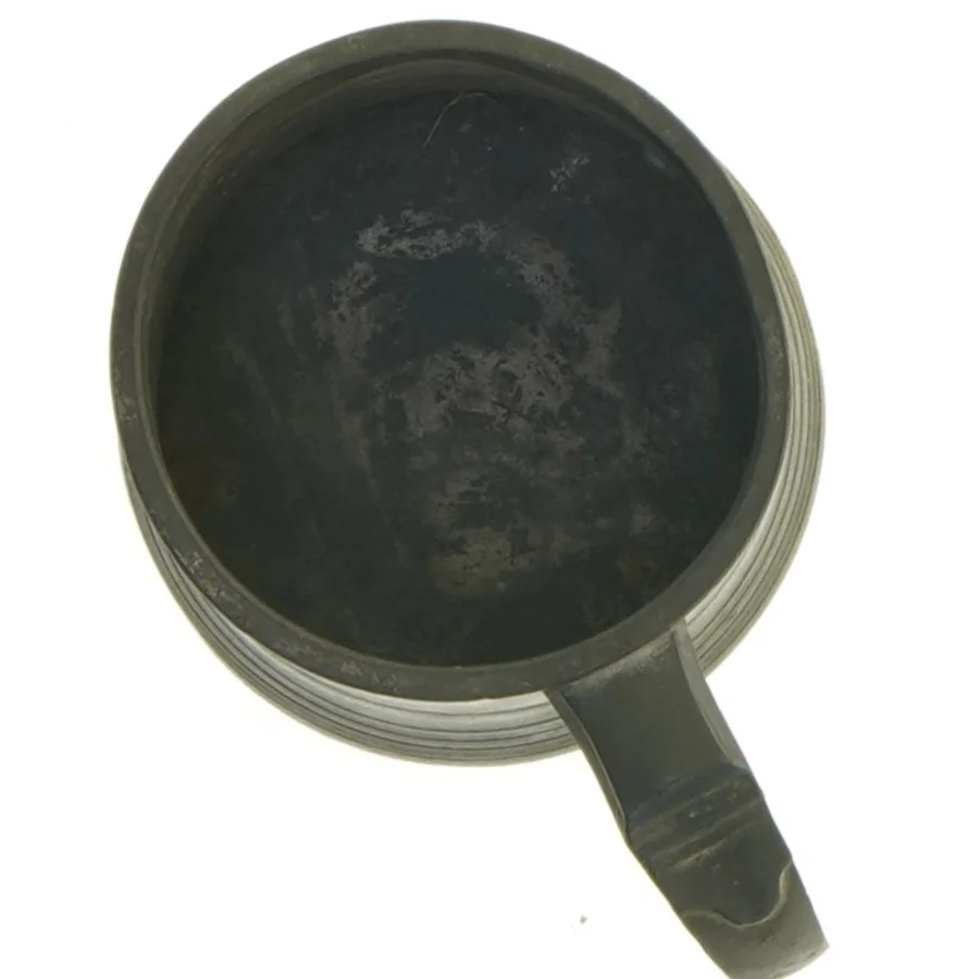 Gammel målebæger i metal (str. 9 x 8 cm)