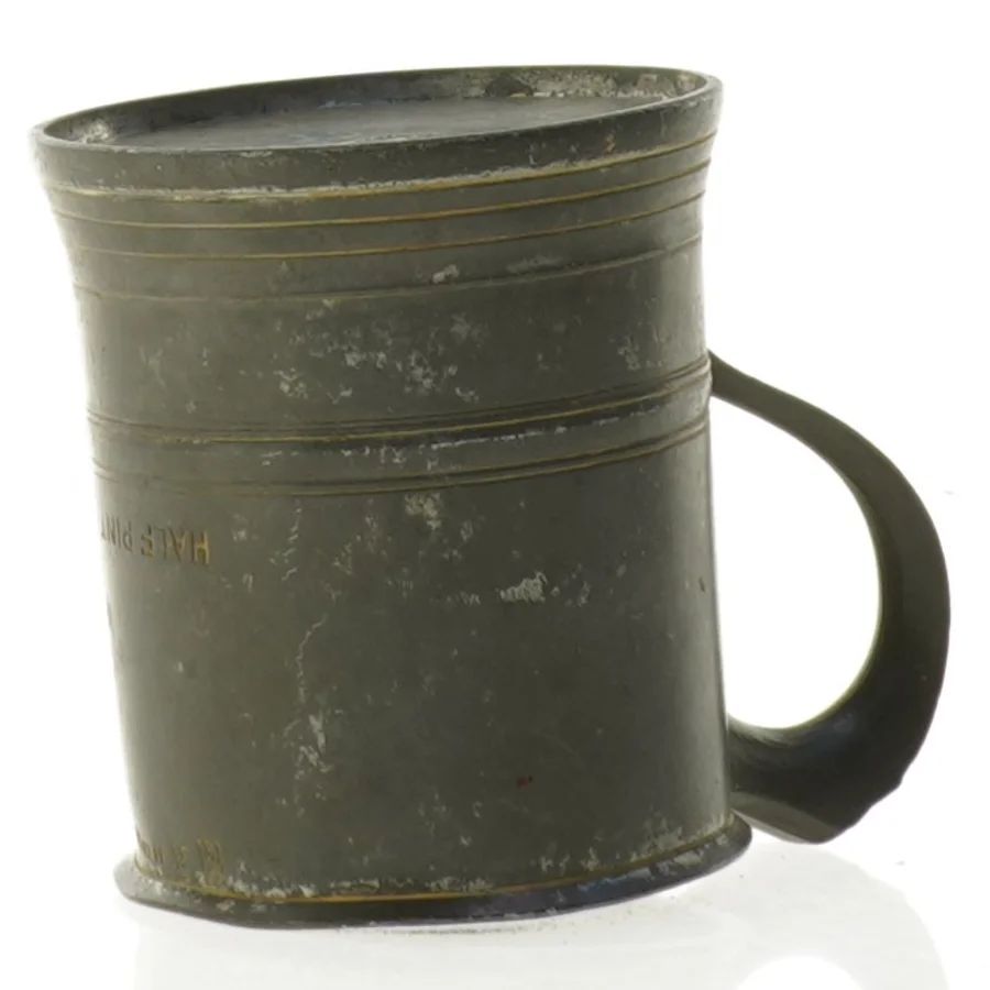 Gammel målebæger i metal (str. 9 x 8 cm)
