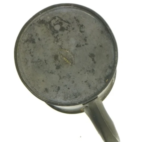 Gammel målebæger i metal (str. 9 x 8 cm)