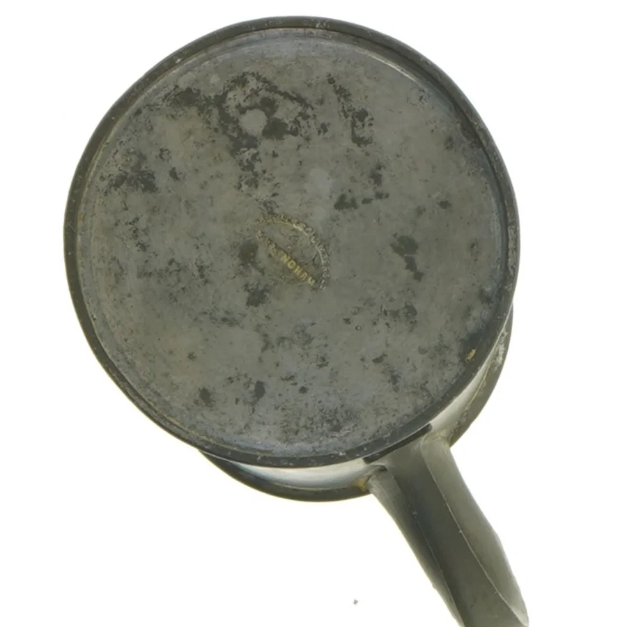 Gammel målebæger i metal (str. 9 x 8 cm)