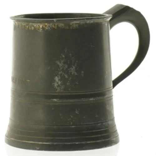 Gammel målebæger i metal (str. 9 x 8 cm)