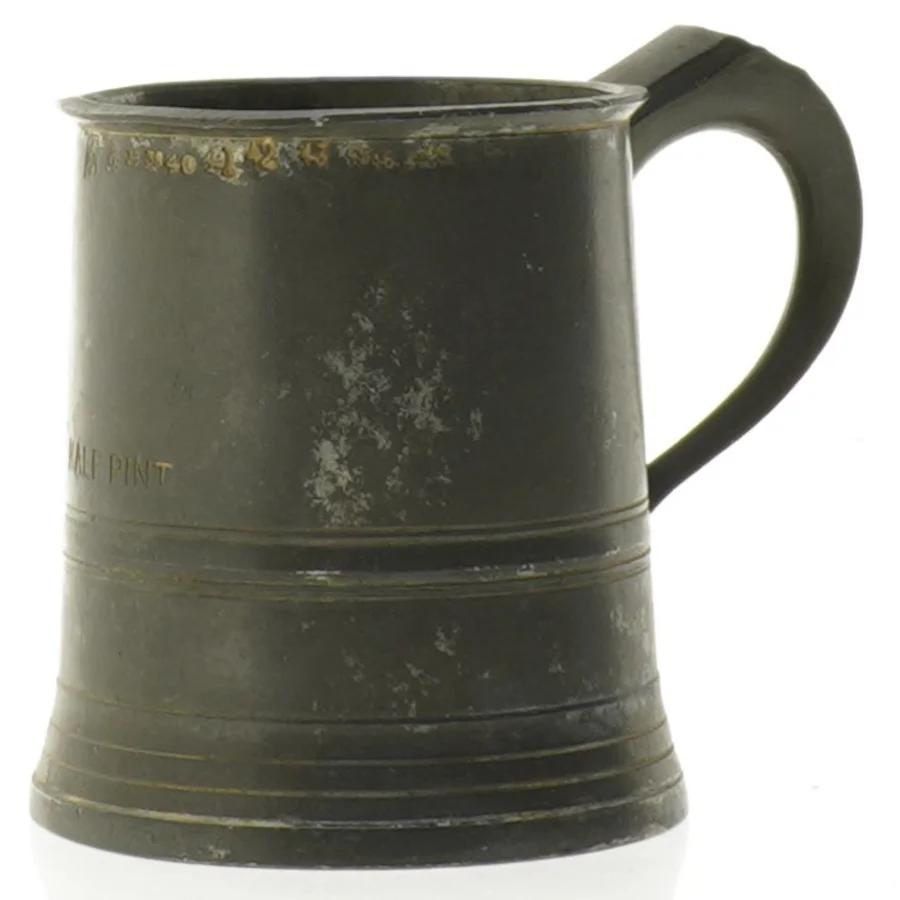 Gammel målebæger i metal (str. 9 x 8 cm)