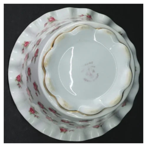 Porcelænskrukke med rosemønster (str. H. 12 cm. ø. 15 cm)