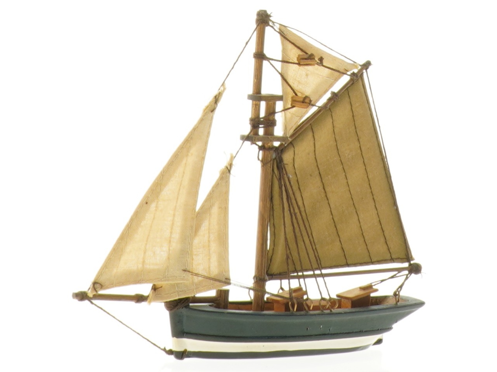 Modelskib Sejl båd i træ (str. 17,5 x 14 x 3 cm)