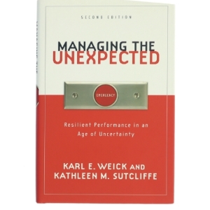 Managing the unexpected : resilient performance in an age of uncertainty af Karl E. Weick (Bog)