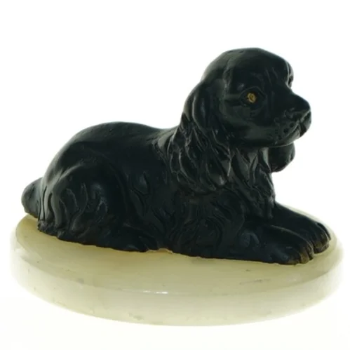 Sort Cocker Spaniel hund figur på hvid marmor (str. Diameter 8 cm h, 6 cm)