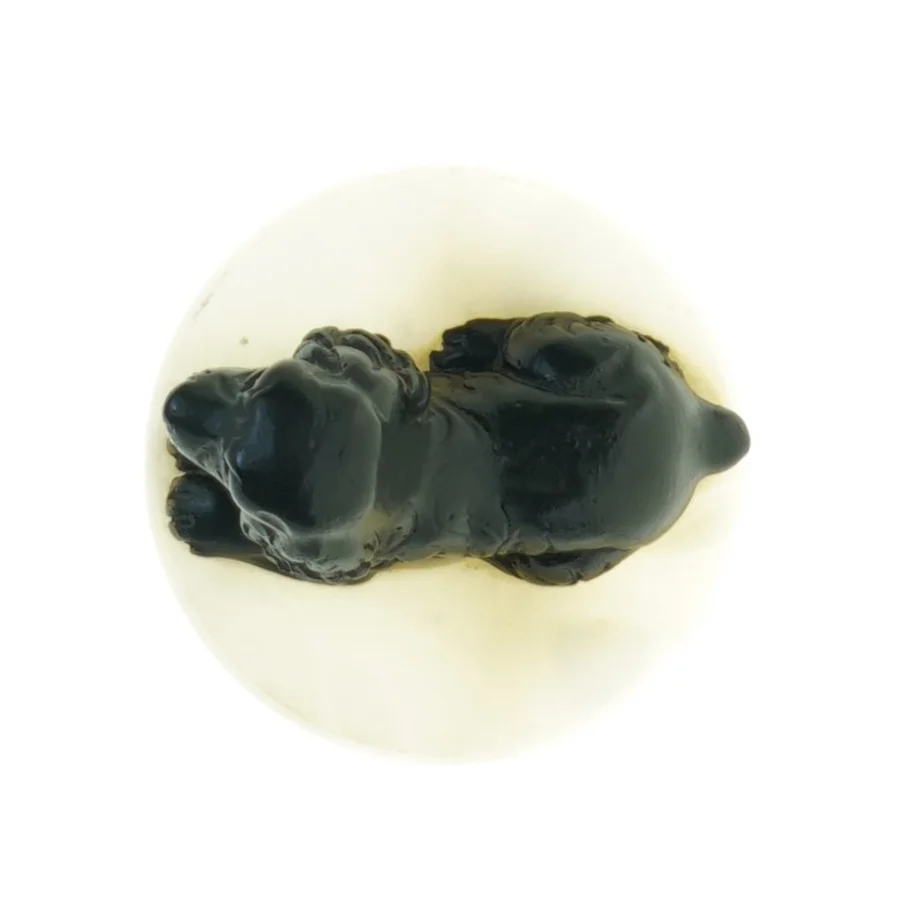 Sort Cocker Spaniel hund figur på hvid marmor (str. Diameter 8 cm h, 6 cm)