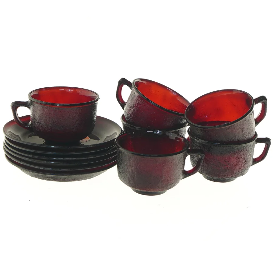 Sæt med røde kaffekopper og underkopper fra Arcoroc (str. 6 styk, ø 14 og 8,5 cm)