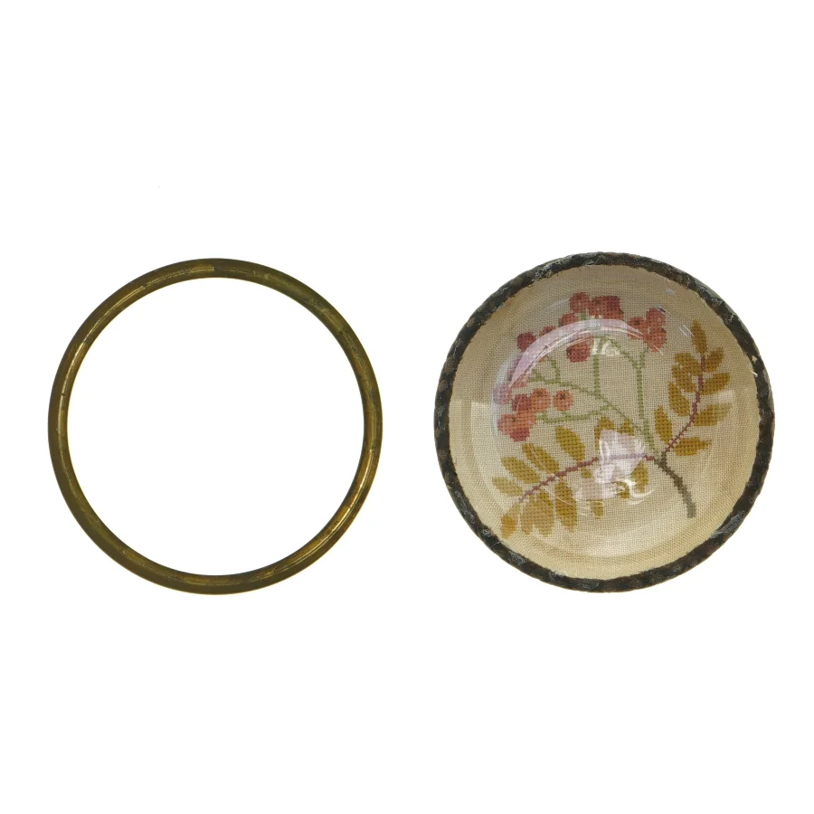 Håndlavet Broderiskål med rønnebær motiv (str. 12 x 3 cm)