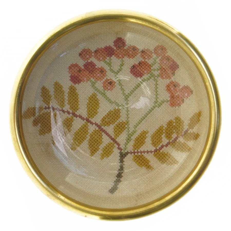 Håndlavet Broderiskål med rønnebær motiv (str. 12 x 3 cm)