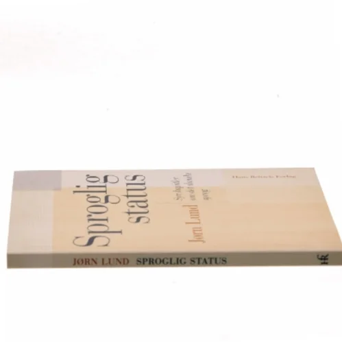 Sproglig status : syv kapitler om det danske sprog af Jørn Lund (f. 1946) (Bog)
