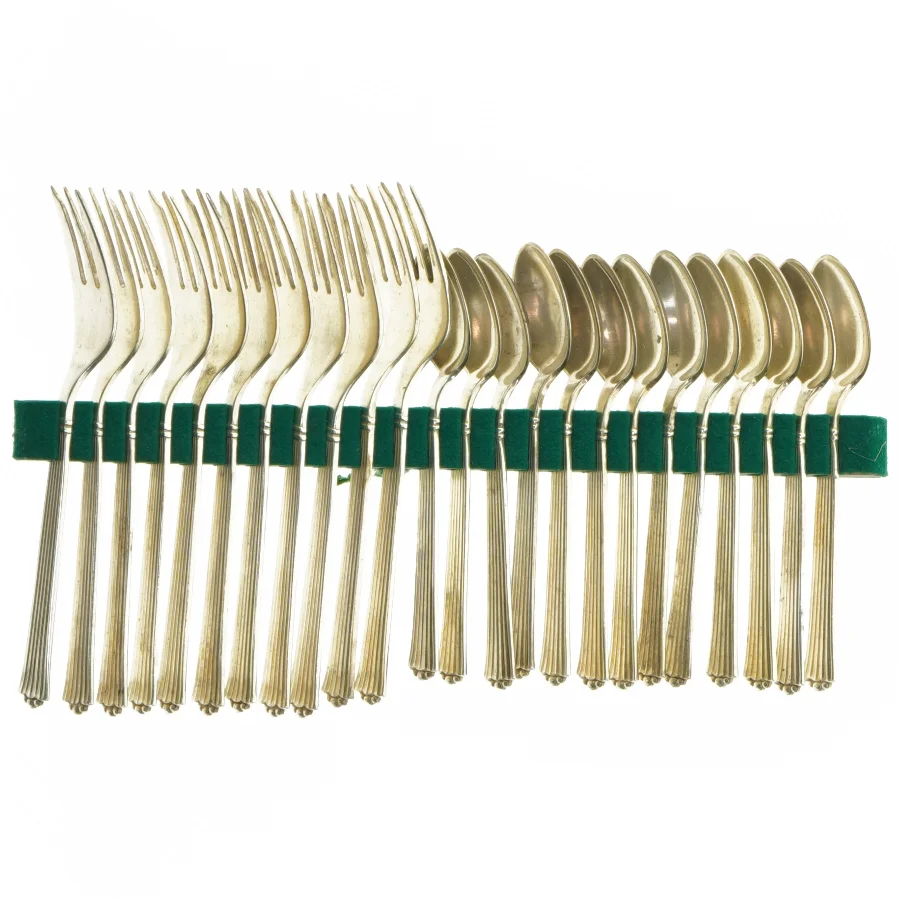 Diplomat sølvplet Sæt med gafler og skeer (11 stk kagegafler. 14 cm. 13 teskeer. 11,5 cm)