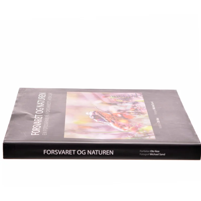 Forsvaret og naturen : en fotosafari på forsvarets arealer af Ole Noe (Bog)