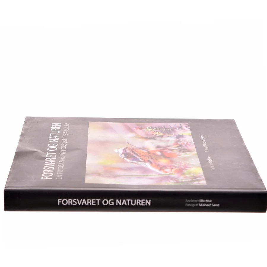 Forsvaret og naturen : en fotosafari på forsvarets arealer af Ole Noe (Bog)