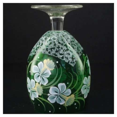 Dekoreret grøn glasvase (str. 18 og en halv x 12 cm)