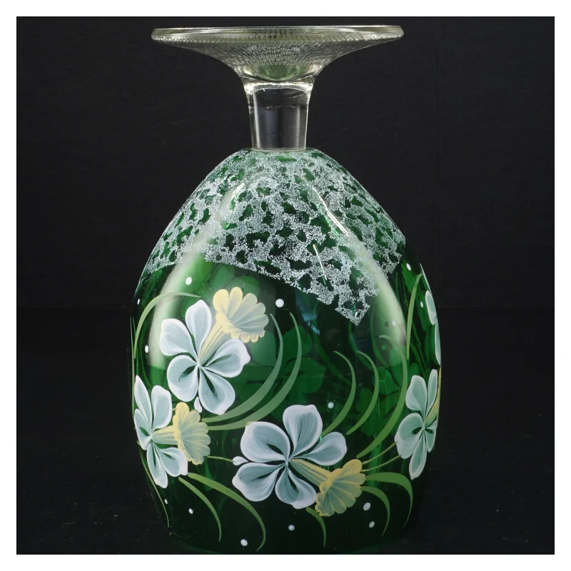 Dekoreret grøn glasvase (str. 18 og en halv x 12 cm)