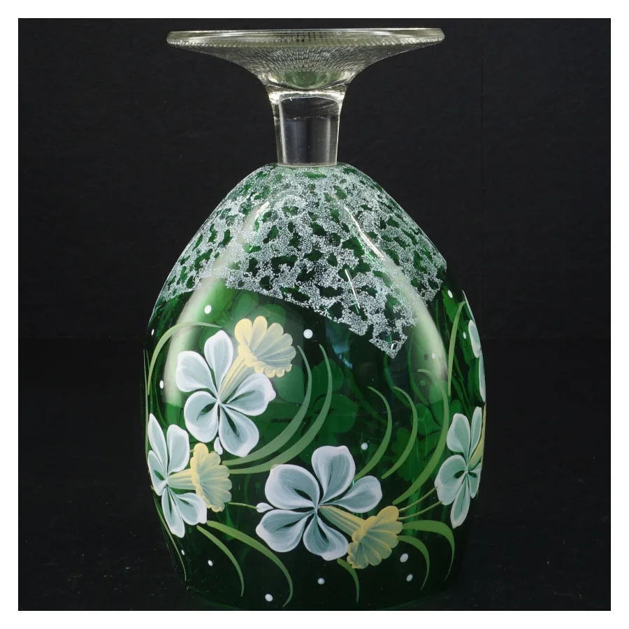 Dekoreret grøn glasvase (str. 18 og en halv x 12 cm)