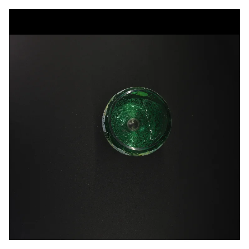 Dekoreret grøn glasvase (str. 18 og en halv x 12 cm)