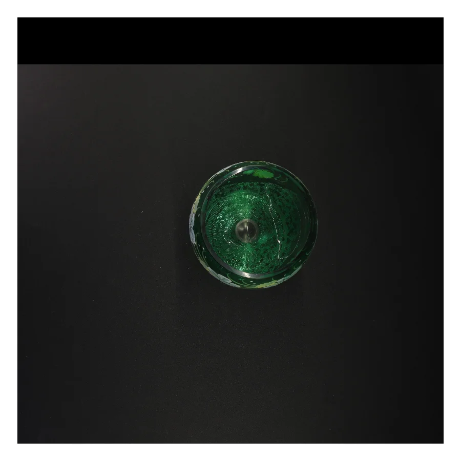 Dekoreret grøn glasvase (str. 18 og en halv x 12 cm)