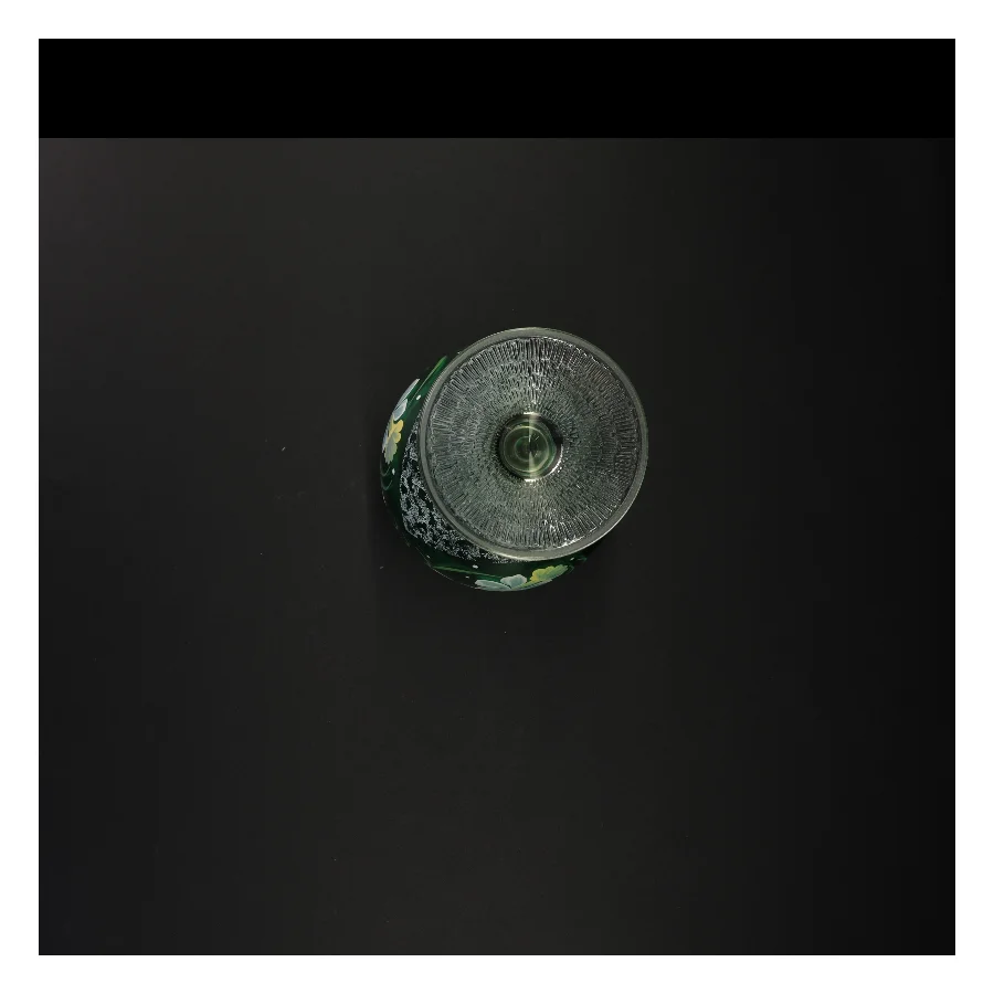 Dekoreret grøn glasvase (str. 18 og en halv x 12 cm)