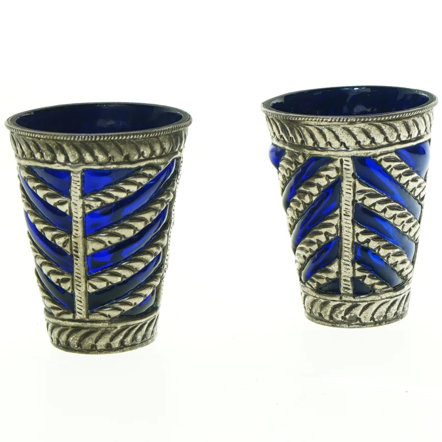 Dekorative sølvfarvede lysestager med blåt glas (str. 10 x, 8 cm)