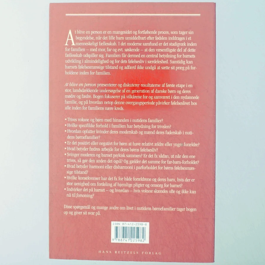 At blive en person : forældreskab og børns tidlige følelser af Dion B. Sommer (Bog)