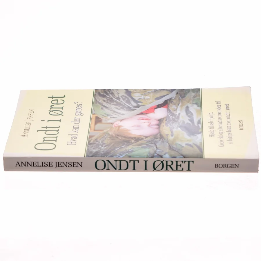 Ondt i øret : hvad kan der gøres? : hjælp til selvhjælp, gode råd og alternative metoder til at hjælpe børn med ondt i øret af Annelise Jensen (f. 1947) (Bog)