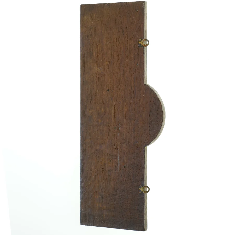 Antik udskåret nøglebræt i massivt træ med messing detaljer (str. 47x14,5 cm)