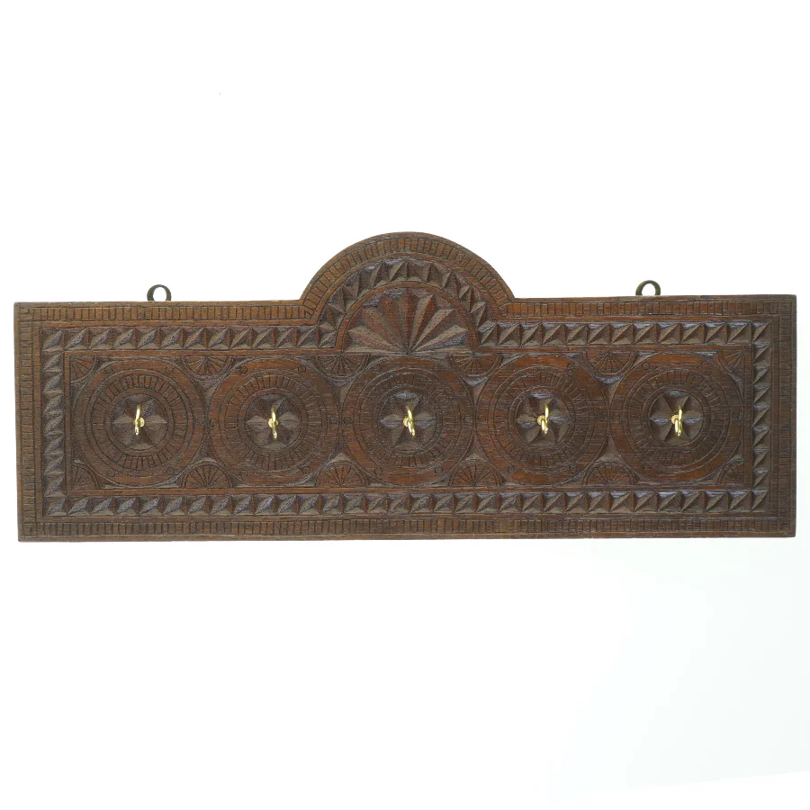 Antik udskåret nøglebræt i massivt træ med messing detaljer (str. 47x14,5 cm)