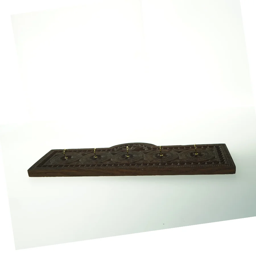 Antik udskåret nøglebræt i massivt træ med messing detaljer (str. 47x14,5 cm)