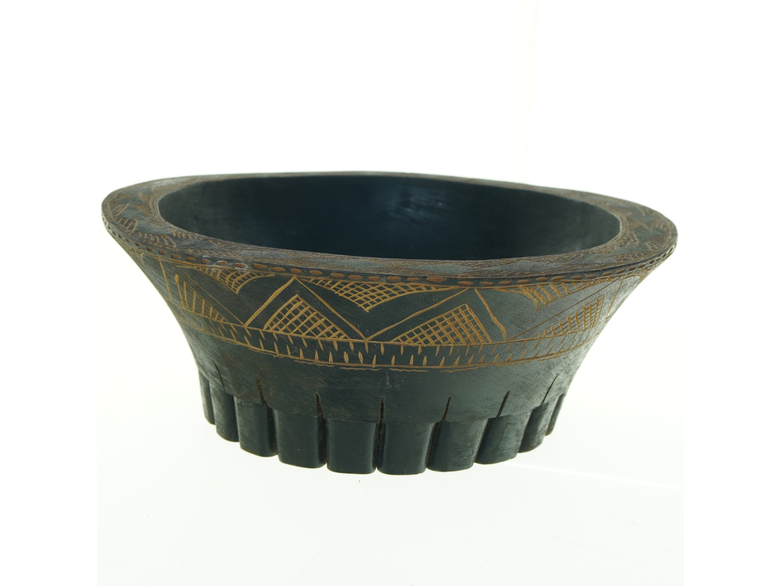 Træskål med udskæringer (str. Diameter 35 cm h 13,5 cm)