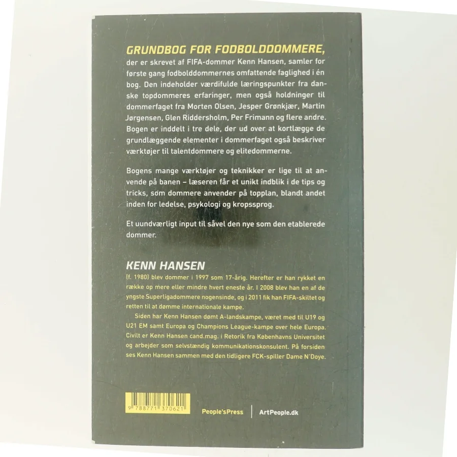 Grundbog for fodbolddommere af Kenn Hansen (f. 1980) (Bog)