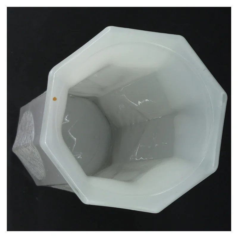 Hvid glas vase med relief (str. H. 24,5 cm. ø. 7,5 cm)