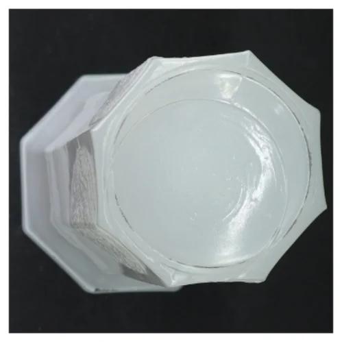 Hvid glas vase med relief (str. H. 24,5 cm. ø. 7,5 cm)