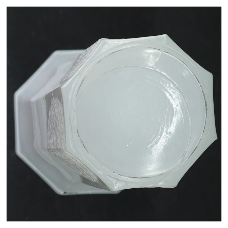 Hvid glas vase med relief (str. H. 24,5 cm. ø. 7,5 cm)