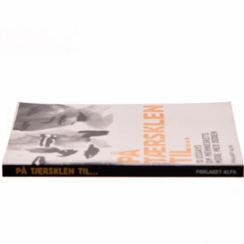 På tærsklen til : ti essays om menneskets møde med døden af Evans Forlag (Bog)