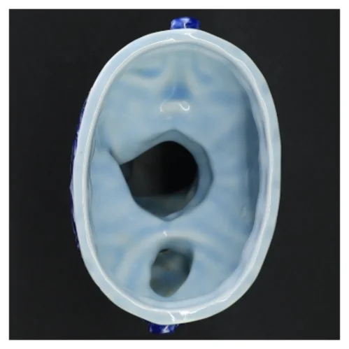 Porcelænsfigur med fad og blomster (str. 23 x 13 cm)