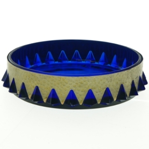 Blåt glasfad monteret med hamret metal (str. Ø 20 cm)