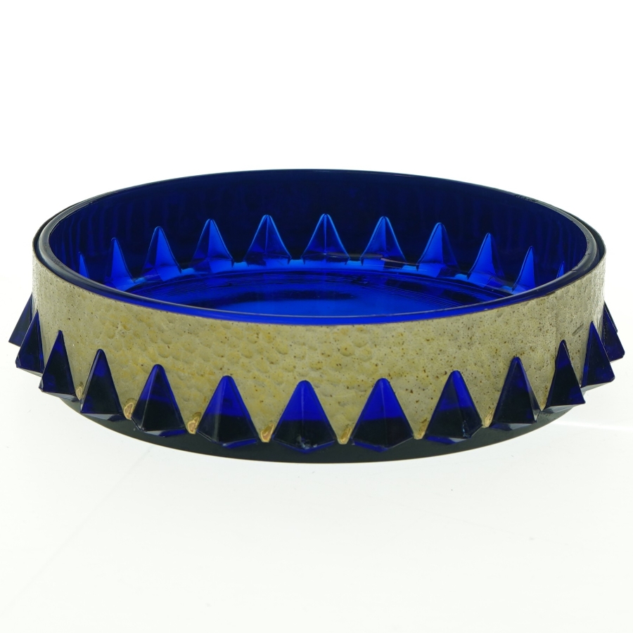 Blåt glasfad monteret med hamret metal (str. Ø 20 cm)