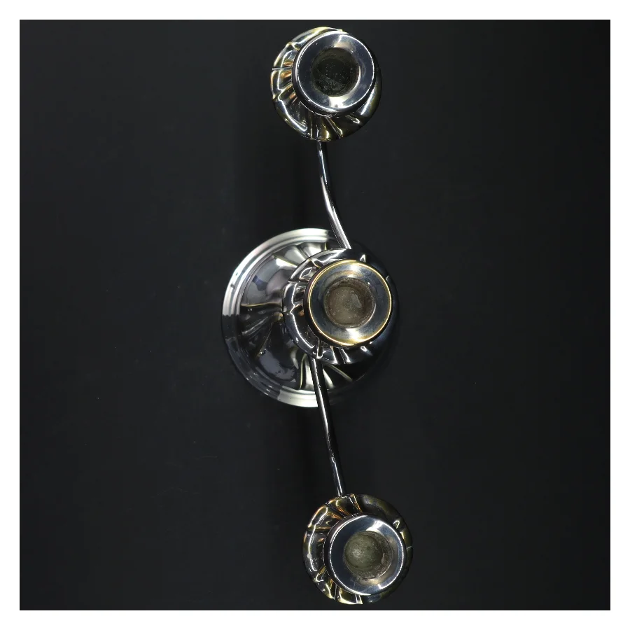 Sølvfarvet lysestage (str. H. 21,5. b 27 cm)