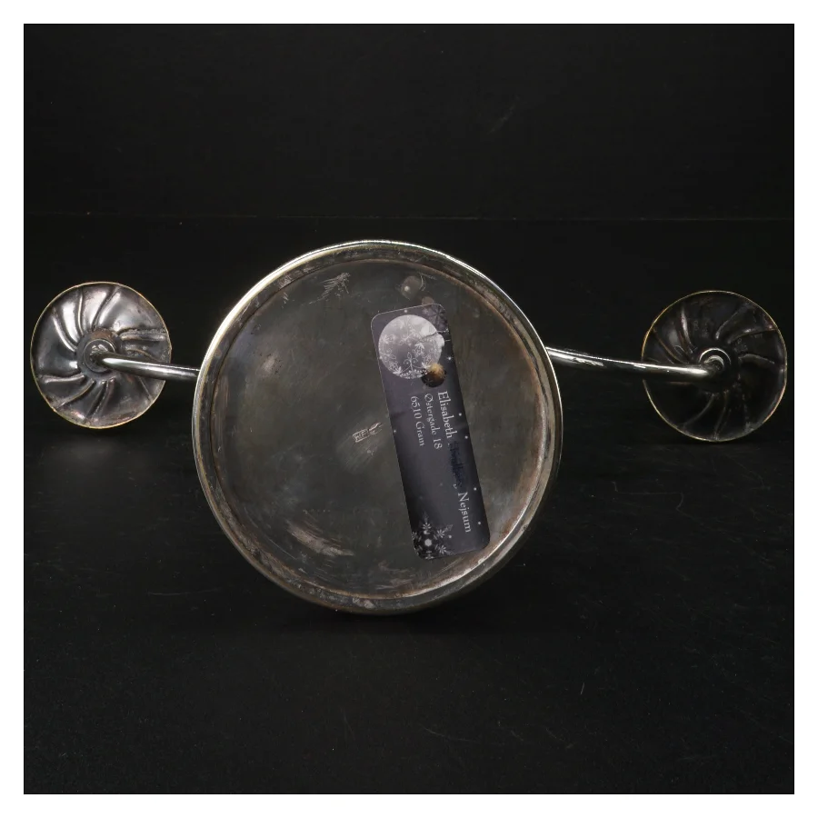 Sølvfarvet lysestage (str. H. 21,5. b 27 cm)