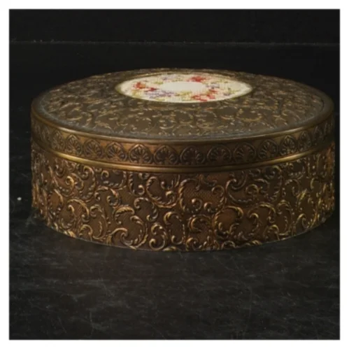 Dekorativ ciseleret metal skrin med broderet låg (str. Ø. 14 cm)