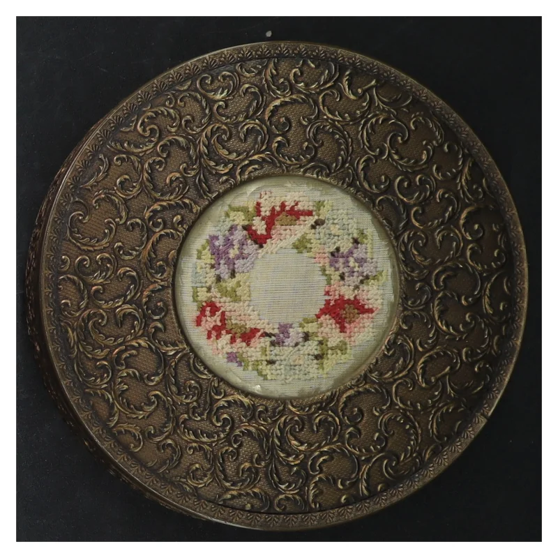 Dekorativ ciseleret metal skrin med broderet låg (str. Ø. 14 cm)