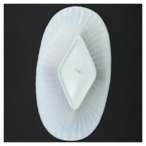 Hvid opaline presset glas skål med bølget kant (str. 22,5 x 12,5 x 7 cm)