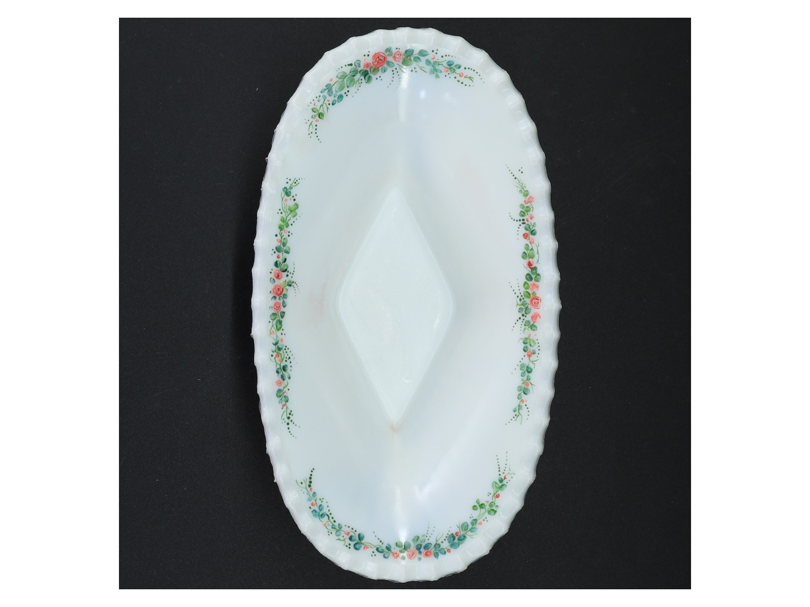 Hvid opaline presset glas skål med bølget kant (str. 22,5 x 12,5 x 7 cm)