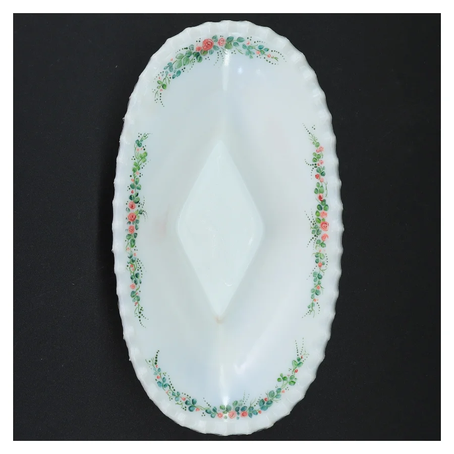 Hvid opaline presset glas skål med bølget kant (str. 22,5 x 12,5 x 7 cm)