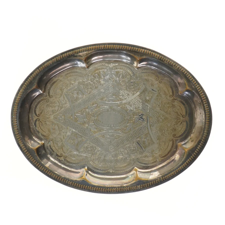 Antikt metalfade med indgraverede mønstre (str. 36x27 cm)