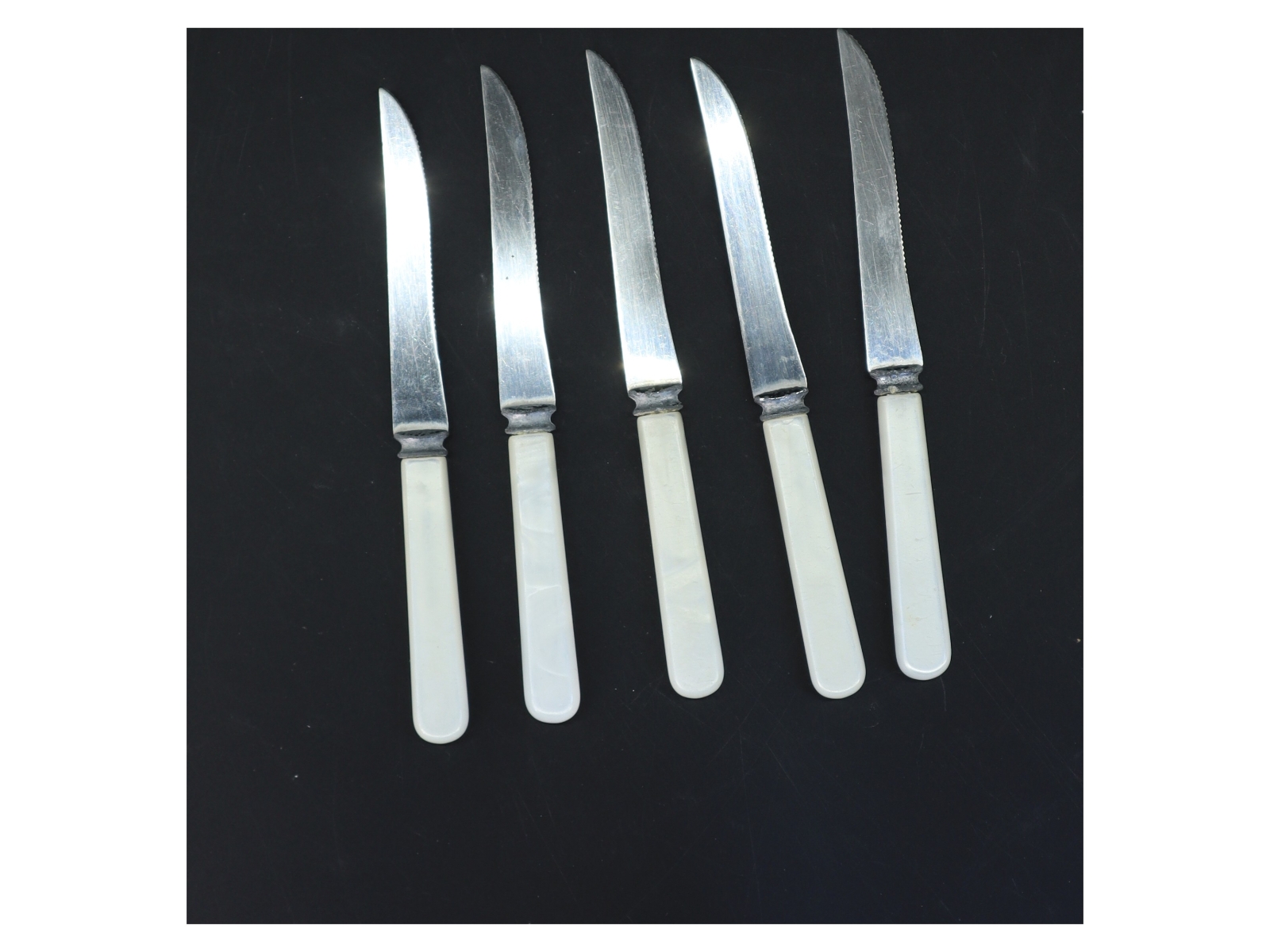 Sæt med fem knive (str. 18 cm)